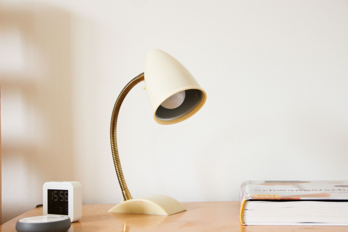 4 gode råd til at vælge den rigtige bordlampe og få ordentlig belysning i hjemmet