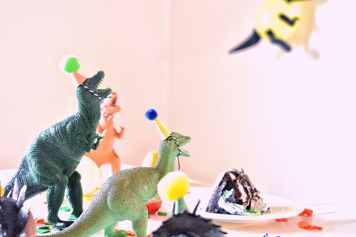 3 typer dinosaur legetøj der ikke fylder meget, men som børnene kan lege med i timevis, når de er på besøg